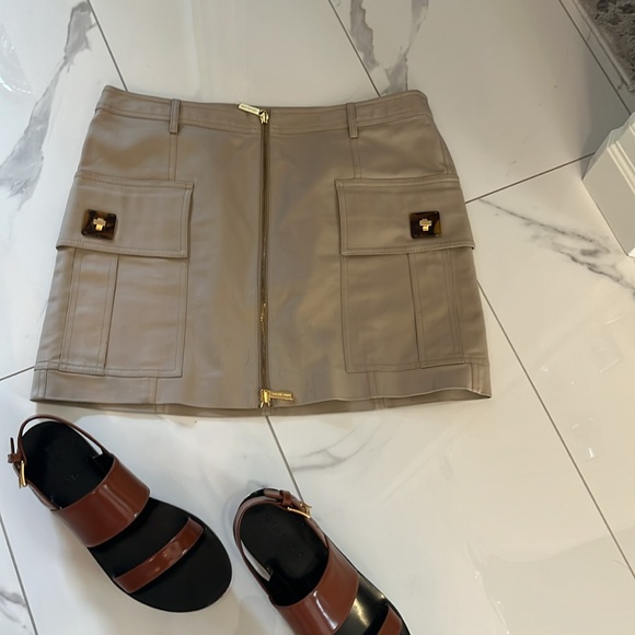 Cute Michael Kors, summer mini skirt taupe colour size 8 with shark lock pockets - Picture 10 of 13